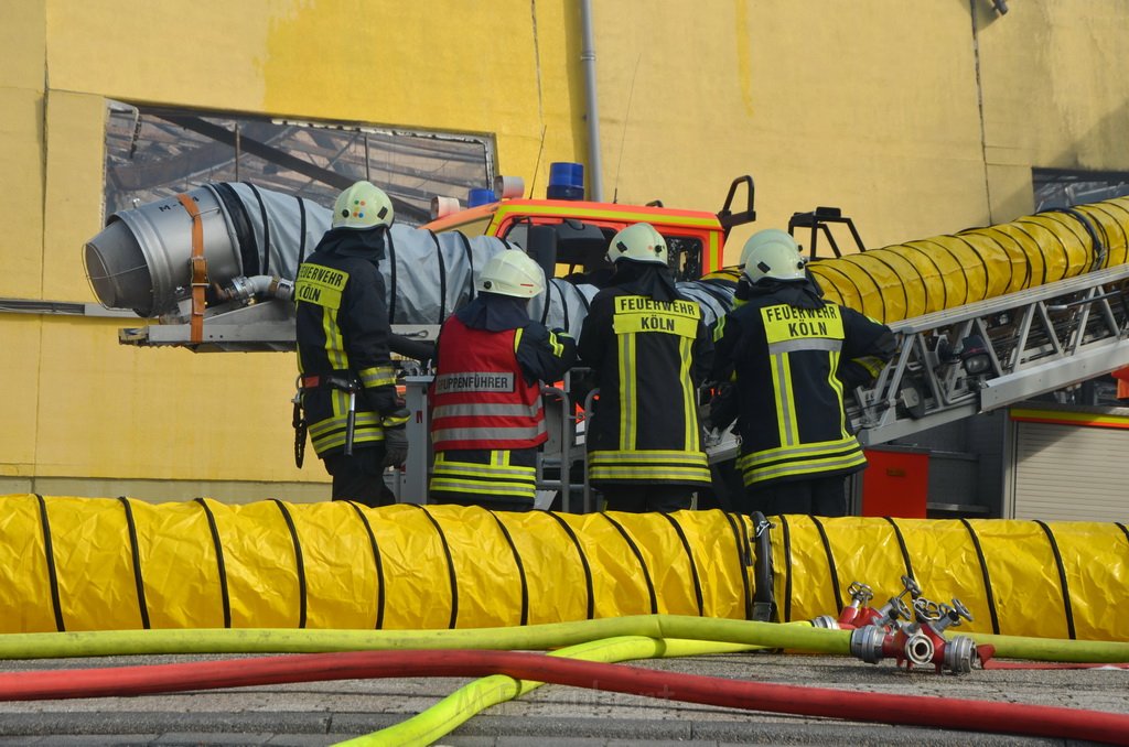 Grossfeuer Poco Lager Koeln Porz Gremberghoven Hansestr P677.JPG - Miklos Laubert